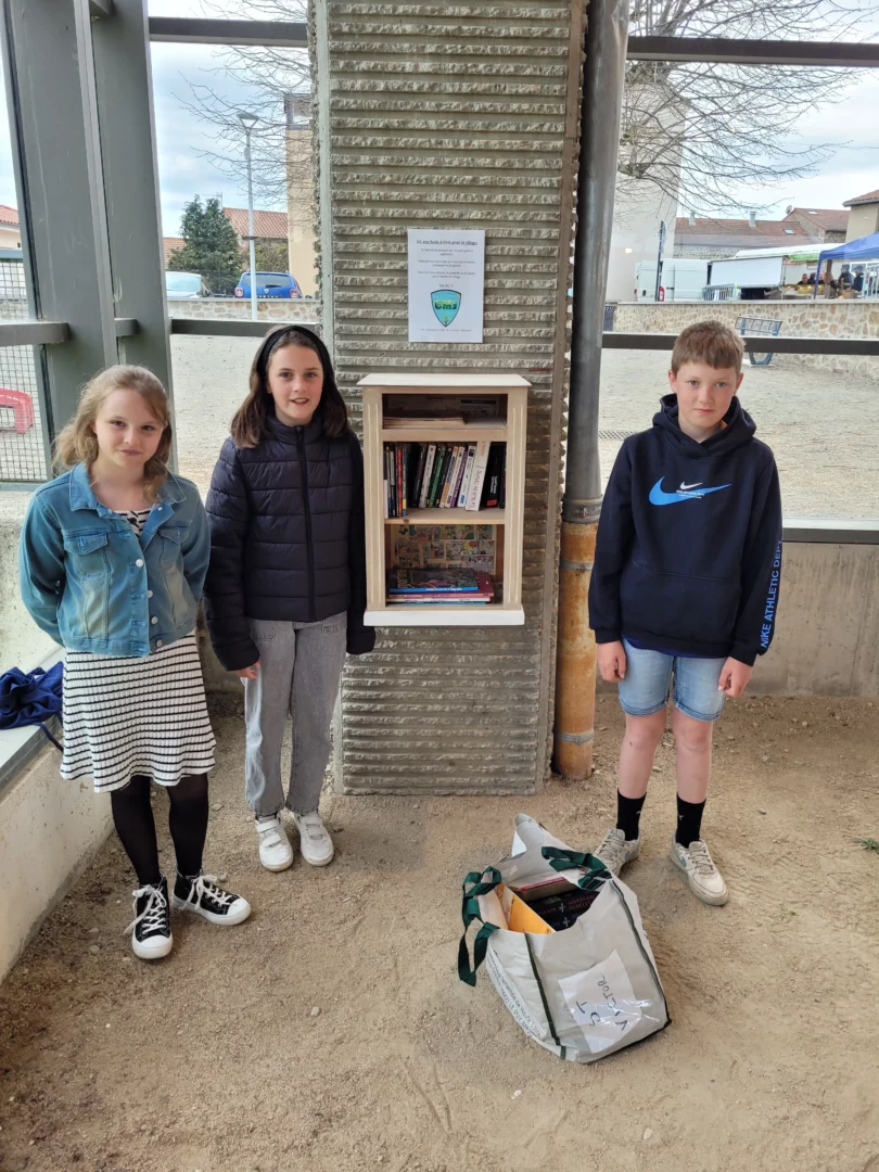 Installation d'une boite à livres sous la Halle